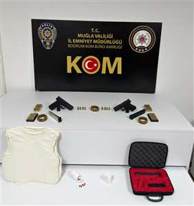  Gece kulübüne operasyon: Ruhsatsız silah ve uyuşturucu ele geçirildi haberi